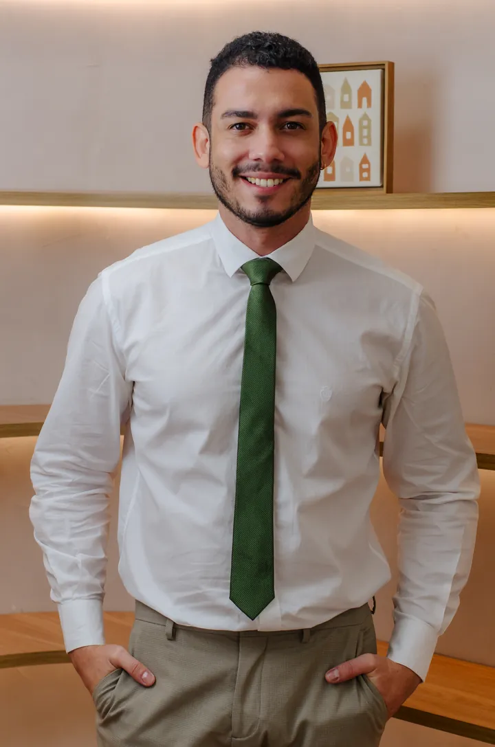 Ítalo Costa de camisa branca e gravata verde