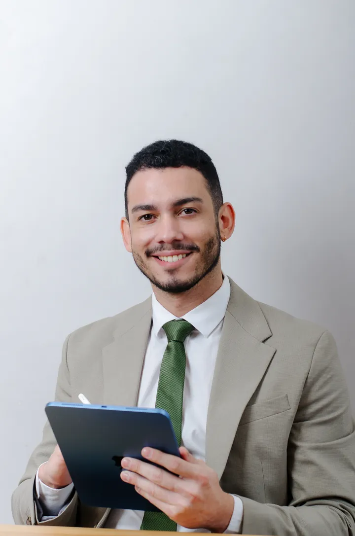 Ítalo Costa com um tablet nas mãos