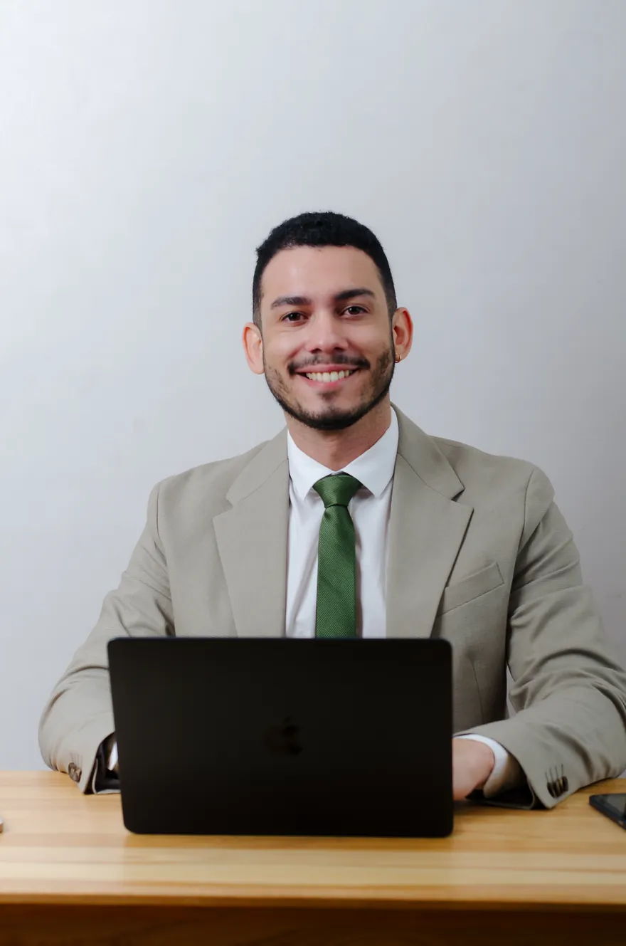 Ítalo Costa sentado à mesa com o notebook